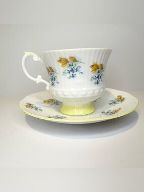 VTG Elizabethan Fine Bone China Dainty Yellow Rose Ditsy Blue TEA CUP & SAUCER